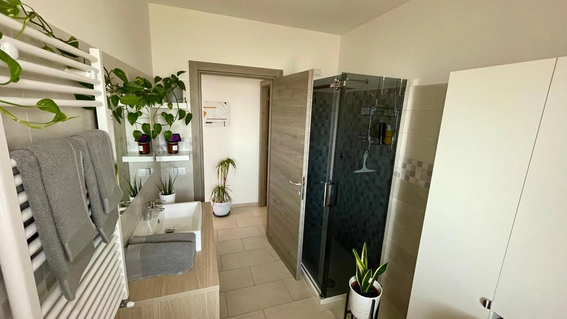 Greenchill House - West Roma 0*,